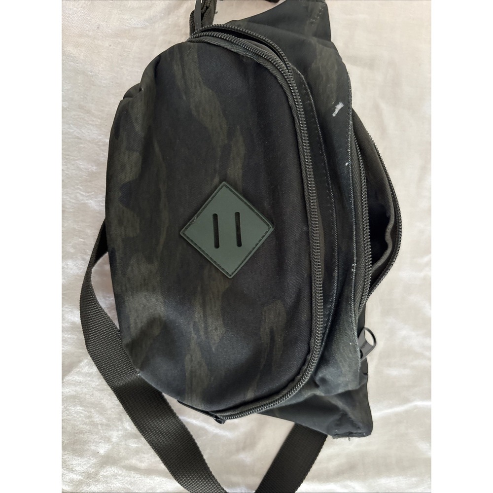 Dickies Fanny Pack Camouflage Pattern With Three Zipper Compartments - Picture 7 of 8
